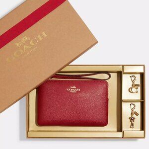 🥰 Coach Boxed Corner Zip Wristlet